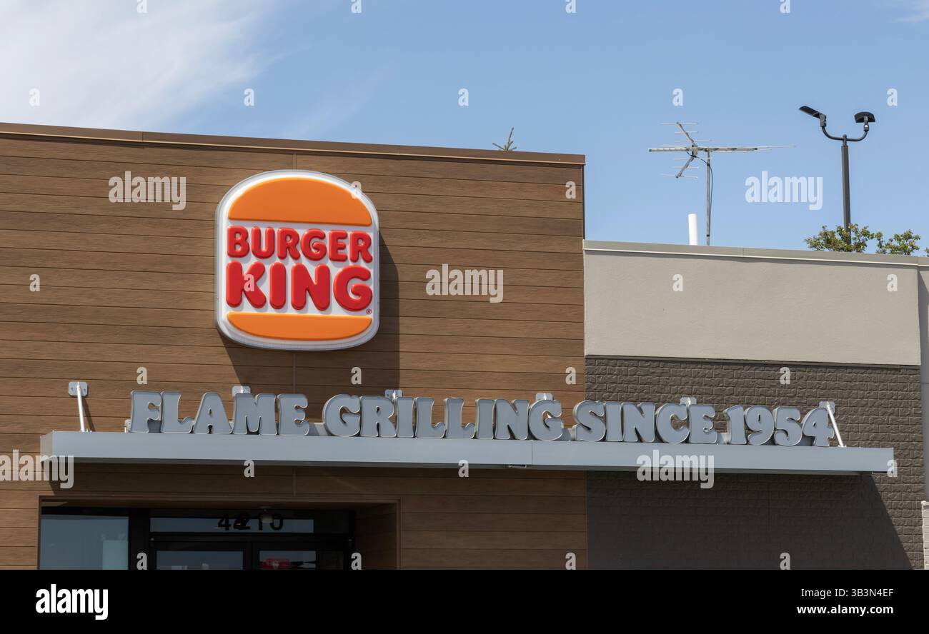 Indianapolis - 27. April 2025: Burger King Fast Food Restaurant. Burger King ist eine Tochtergesellschaft von Restaurant Brands International. Stockfoto