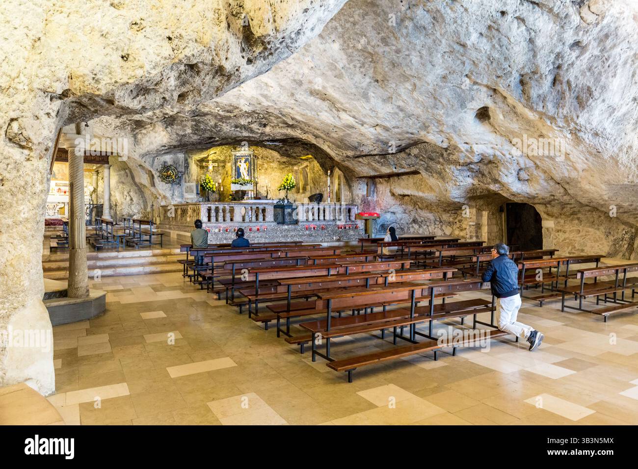St. Michael Höhle im Heiligtum von San Michele Arcangelo am Monte Sant'Angelo, Apulien, Italien. Stockfoto