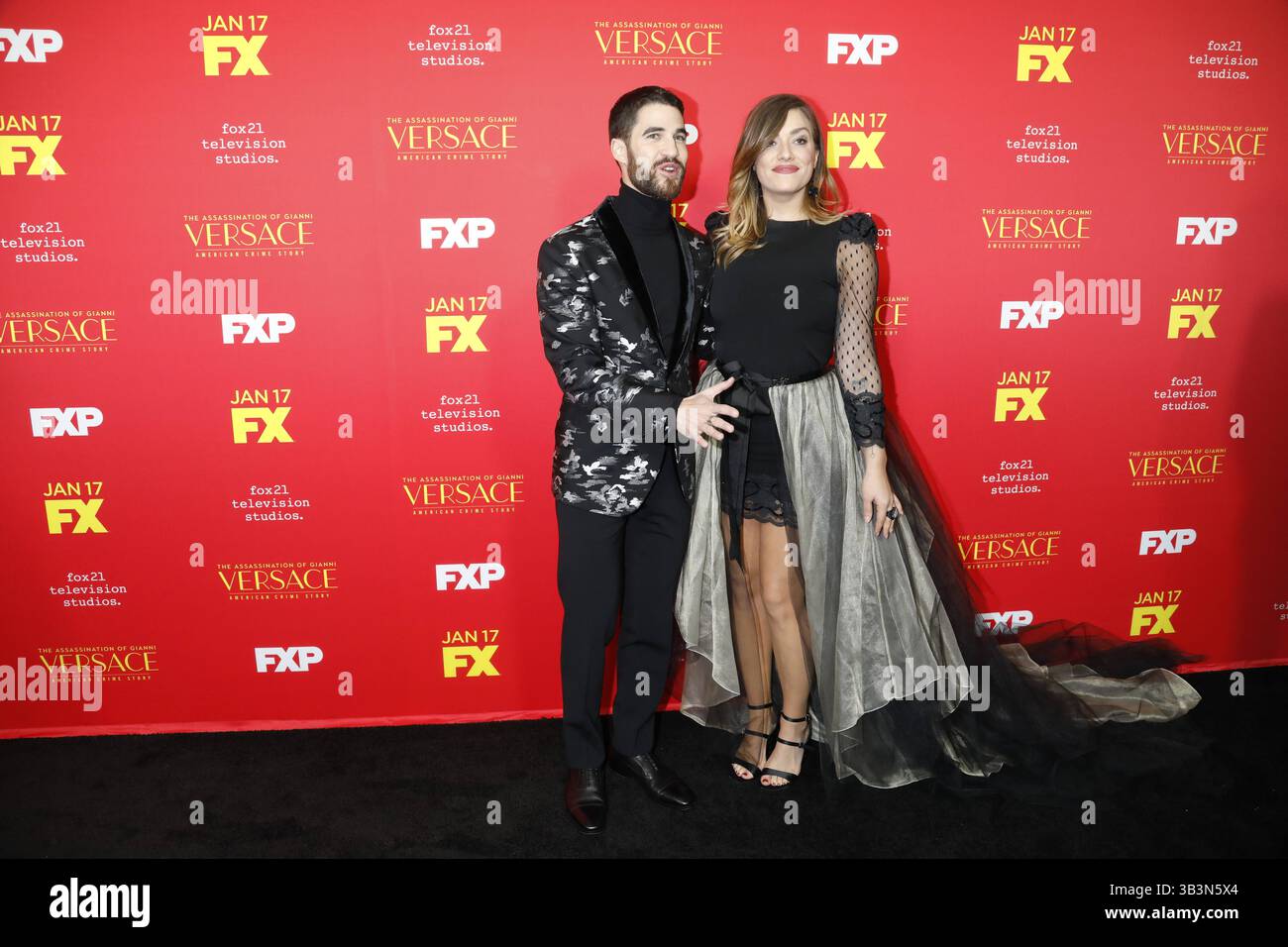 9. Januar 2017 – Los Angeles, CA, USA – LOS ANGELES – 8. JAN: Darren Criss, Mia Swier bei der Premiere von „The Attentination of Gianni Versace: American Crime Story“ am 8. Januar 2018 im ArcLight Theater in Los Angeles, CA (Credit Image: © Kathy Hutchins Via ZUMA Wire) Stockfoto 9. Januar 2017 – Los Angeles, CA, USA – LOS ANGELES – 8. JAN: Darren Criss, Mia Swier bei der Premiere von „The Attentination of Gianni Versace: American Crime Story“ am 8. Januar 2018 im ArcLight Theater in Los Angeles, CA (Credit Image: © Kathy Hutchins Via ZUMA Wire) Stockfoto