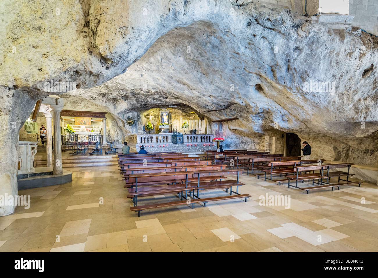 St. Michael Höhle im Heiligtum von San Michele Arcangelo am Monte Sant'Angelo, Apulien, Italien. Stockfoto