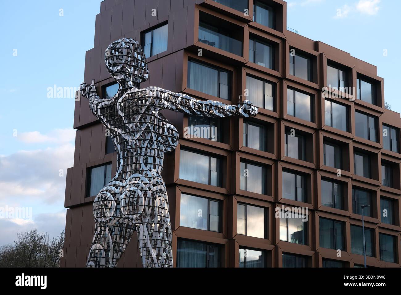 Futuristische, menschenförmige Metallskulptur vor einem modernen Wohnkomplex in Prag, Tschechien, Invalidowna Stockfoto