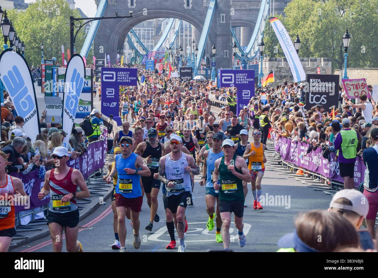London, Großbritannien. April 2025. Tausende von Läufern überqueren die Tower Bridge beim London Marathon 2025. Quelle: Vuk Valcic/Alamy Live News Stockfoto