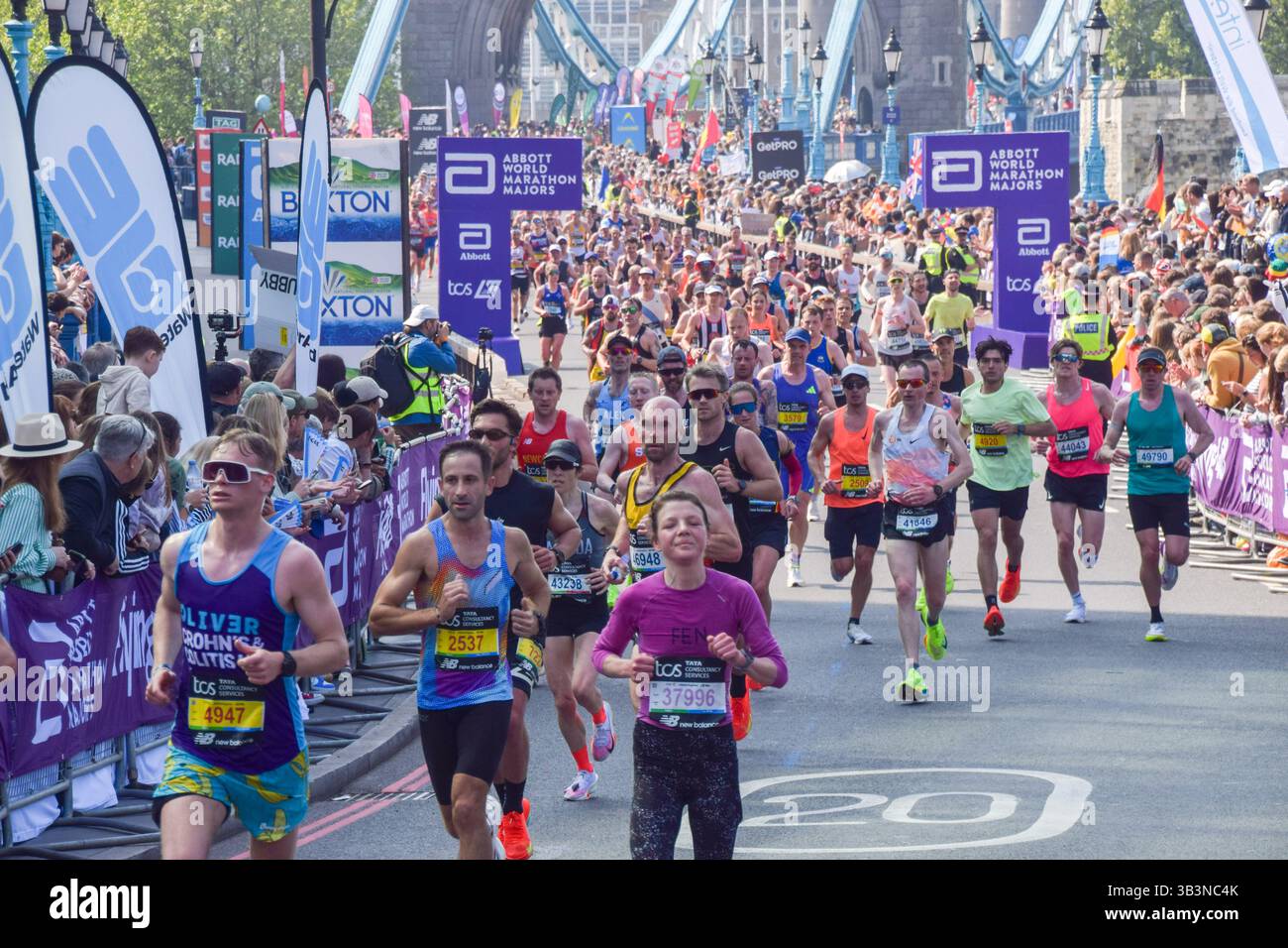 London, Großbritannien. April 2025. Tausende von Läufern überqueren die Tower Bridge beim London Marathon 2025. Quelle: Vuk Valcic/Alamy Live News Stockfoto