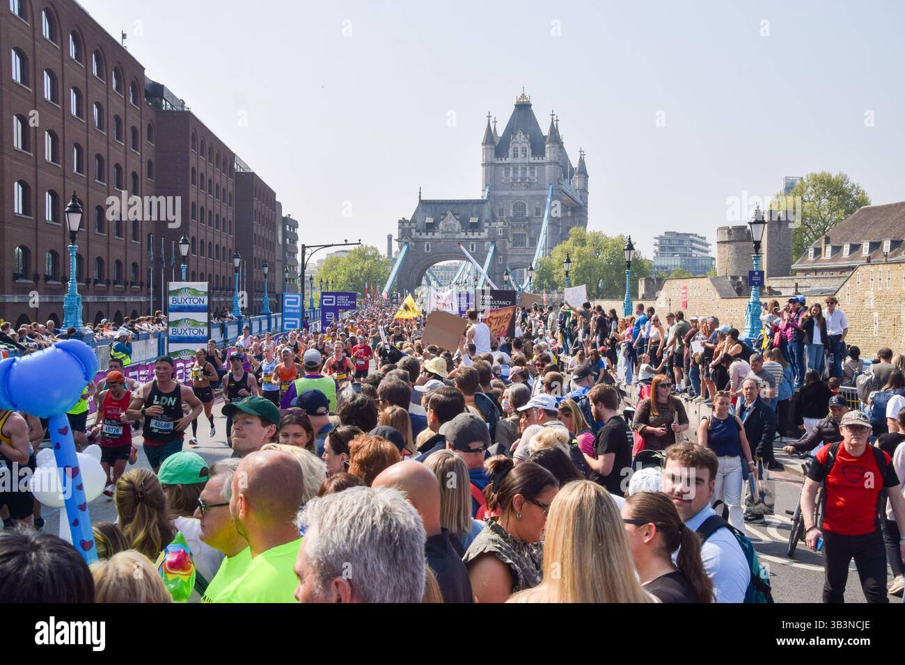 London, Großbritannien. April 2025. Tausende von Läufern überqueren die Tower Bridge beim London Marathon 2025. Quelle: Vuk Valcic/Alamy Live News Stockfoto