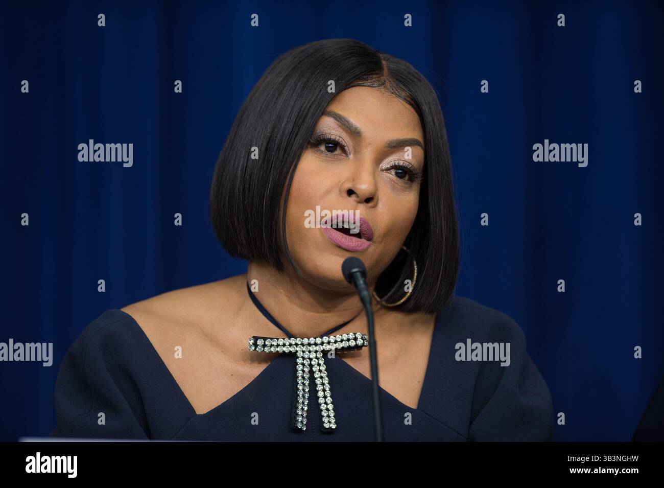 15. Dezember 2016: Taraji P. Henson spricht während einer Podiumsdiskussion über den Film Hidden Figures im Weißen Haus am 15. Dezember 2016 in Washington, DC. Der Film basiert auf drei afroamerikanischen Frauen, die als Mathematikerinnen der NASA während der John Glenn Friendship 7 Mission im Jahr 1962 gearbeitet haben. (Bild: © Aubrey Gemignani/Planet Pix via ZUMA Wire) Stockfoto