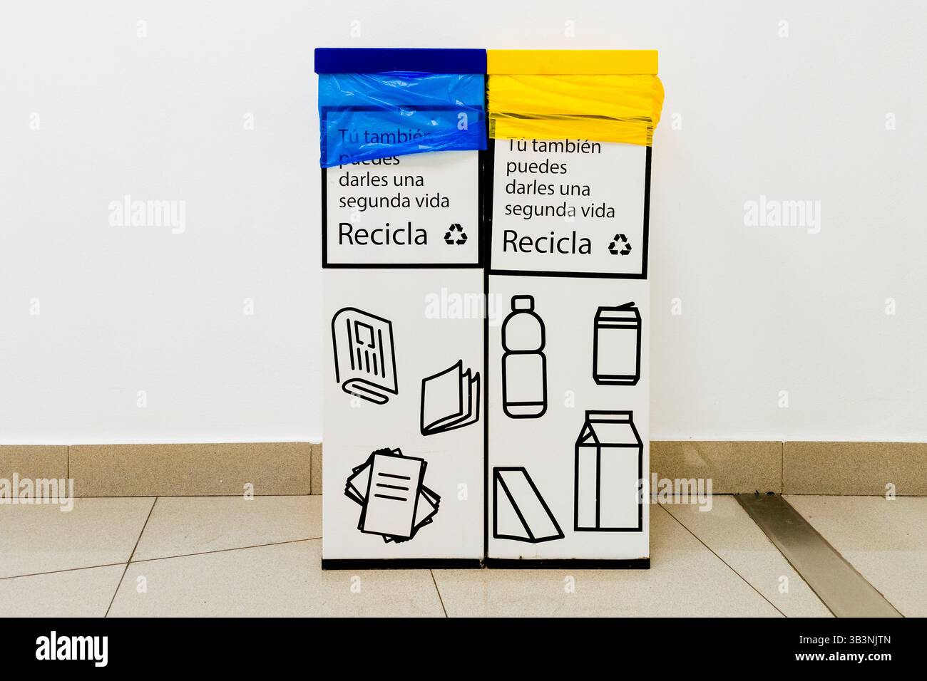 Behälter zum Sammeln und Sortieren verschiedener Abfallarten für das Recycling. Madrid, Spanien Stockfoto