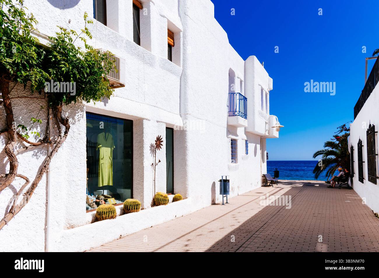 Typische Straße zum Meer. Agua Amarga, Níjar, Almería, Andalucía, Spanien, Europa Stockfoto