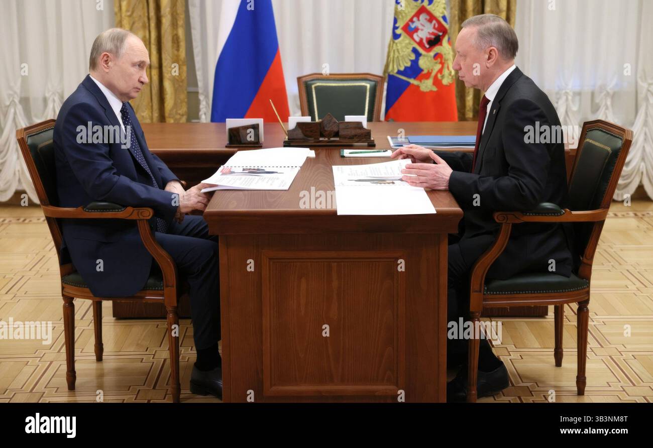 St. Petersburg, Russland. April 2025. Der russische Präsident Wladimir Putin, links, hört dem Gouverneur der Oblast St. Petersburg Alexander Beglov, rechts, seinen Bericht während eines persönlichen Treffens am 28. April 2025 in St. Petersburg, Russland. Quelle: Mikhail Metzel/Kreml Pool/Alamy Live News Stockfoto
