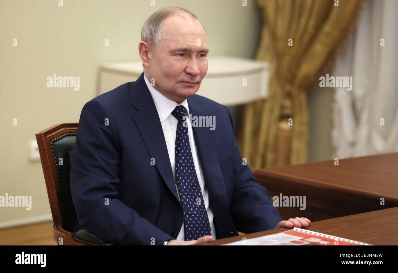 St. Petersburg, Russland. April 2025. Der russische Präsident Wladimir Putin, links, hört dem Gouverneur der Oblast St. Petersburg Alexander Beglov, rechts, seinen Bericht während eines persönlichen Treffens am 28. April 2025 in St. Petersburg, Russland. Quelle: Mikhail Metzel/Kreml Pool/Alamy Live News Stockfoto