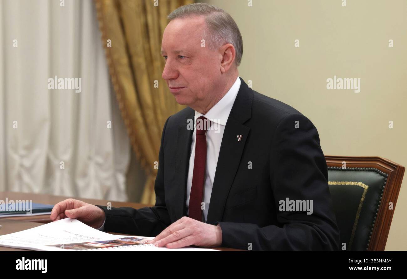 St. Petersburg, Russland. April 2025. Alexander Beglov, Gouverneur der Oblast St. Petersburg, hört den russischen Präsidenten Wladimir Putin bei einem persönlichen Treffen am 28. April 2025 in St. Petersburg, Russland. Quelle: Mikhail Metzel/Kreml Pool/Alamy Live News Stockfoto