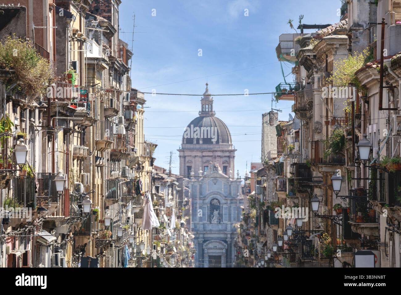 Via Giuseppe Garibaldi mit der Basilika Sant'Agueda in Catania, Sizilien, Italien, mit ihren typischen Balkonen Stockfoto