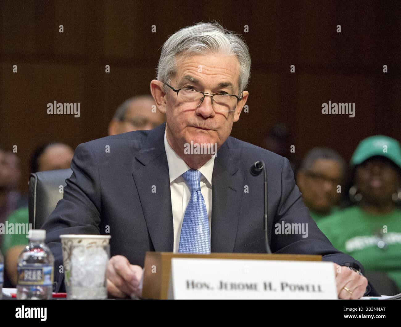 28. November 2017 - Washington, District of Columbia, Vereinigte Staaten von Amerika - Jerome H. Powell gibt am Dienstag, 28. November 2017 vor dem Senatsausschuss für Banken, Wohnungsbau und Stadtentwicklung Zeugnis über seine Ernennung zum Vorsitzenden des Board of Governors des Federal Reserve Systems auf dem Capitol Hill in Washington, DC. Credit: Ron Sachs / CNP (Credit Image: © Ron Sachs/CNP via ZUMA Wire) Stockfoto