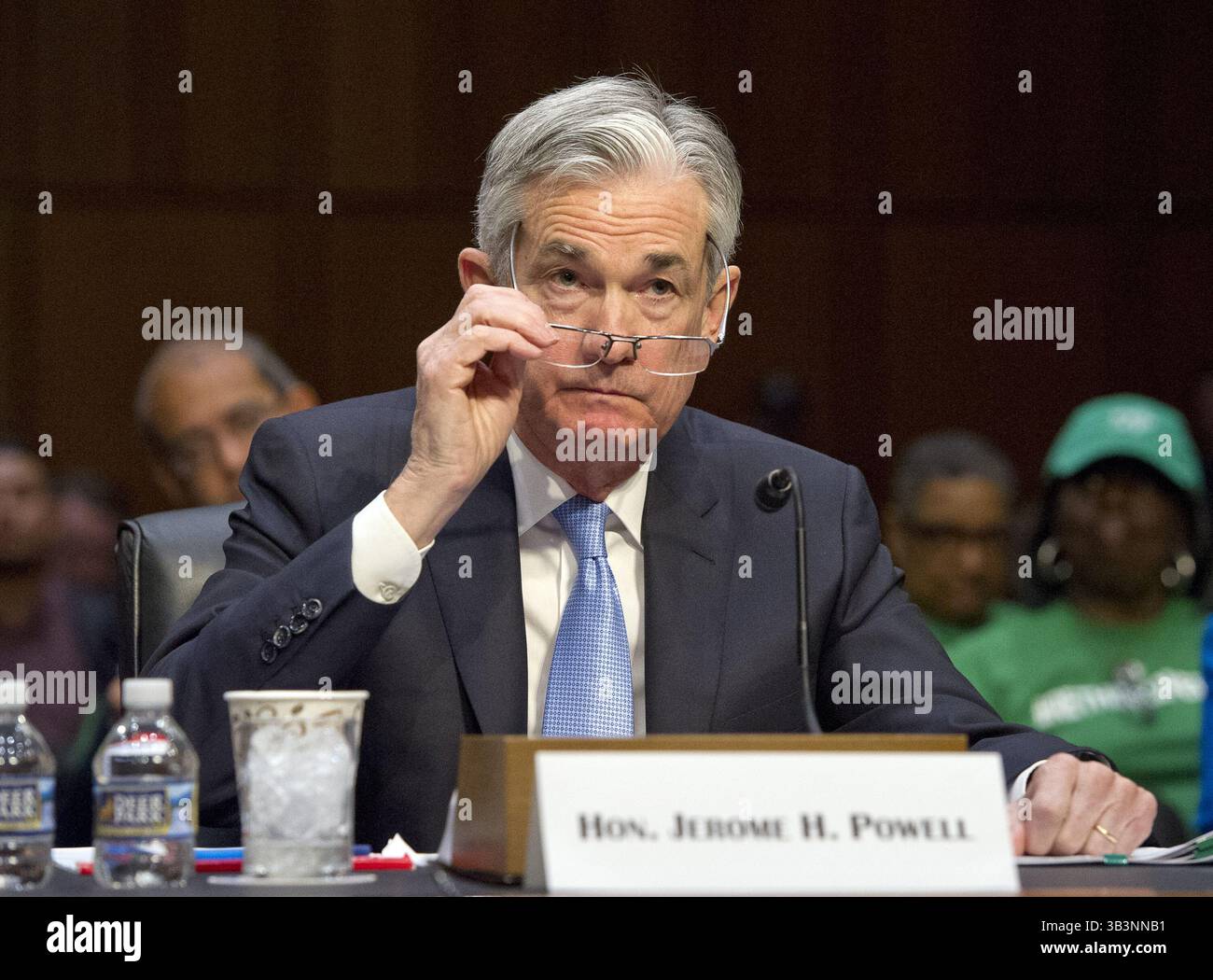 28. November 2017 - Washington, District of Columbia, Vereinigte Staaten von Amerika - Jerome H. Powell gibt am Dienstag, 28. November 2017 vor dem Senatsausschuss für Banken, Wohnungsbau und Stadtentwicklung Zeugnis über seine Ernennung zum Vorsitzenden des Board of Governors des Federal Reserve Systems auf dem Capitol Hill in Washington, DC. Credit: Ron Sachs / CNP (Credit Image: © Ron Sachs/CNP via ZUMA Wire) Stockfoto