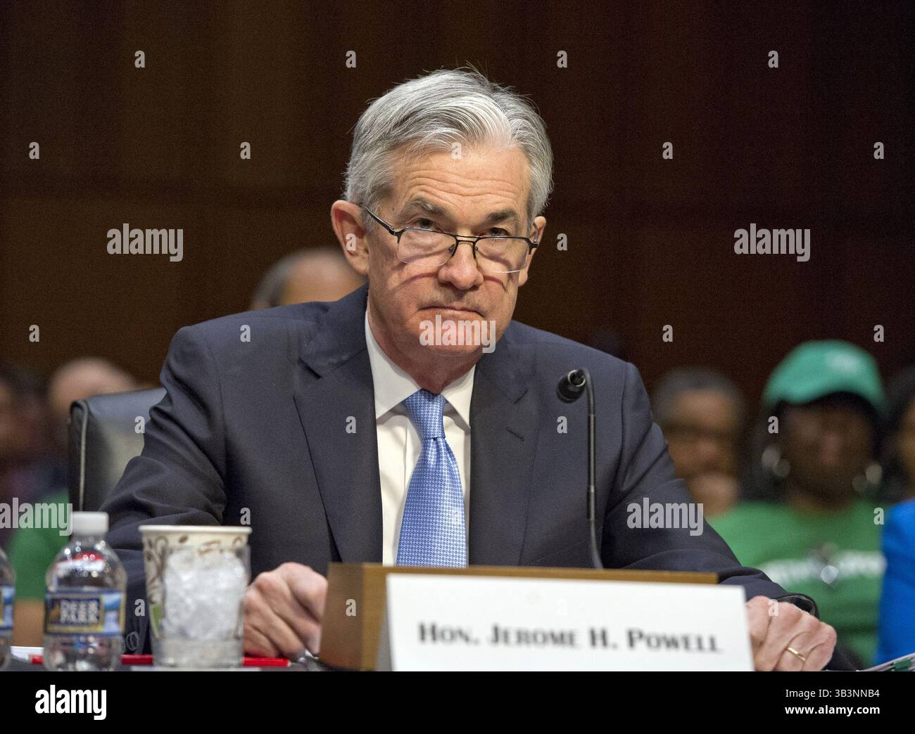 28. November 2017 - Washington, District of Columbia, Vereinigte Staaten von Amerika - Jerome H. Powell gibt am Dienstag, 28. November 2017 vor dem Senatsausschuss für Banken, Wohnungsbau und Stadtentwicklung Zeugnis über seine Ernennung zum Vorsitzenden des Board of Governors des Federal Reserve Systems auf dem Capitol Hill in Washington, DC. Credit: Ron Sachs / CNP (Credit Image: © Ron Sachs/CNP via ZUMA Wire) Stockfoto