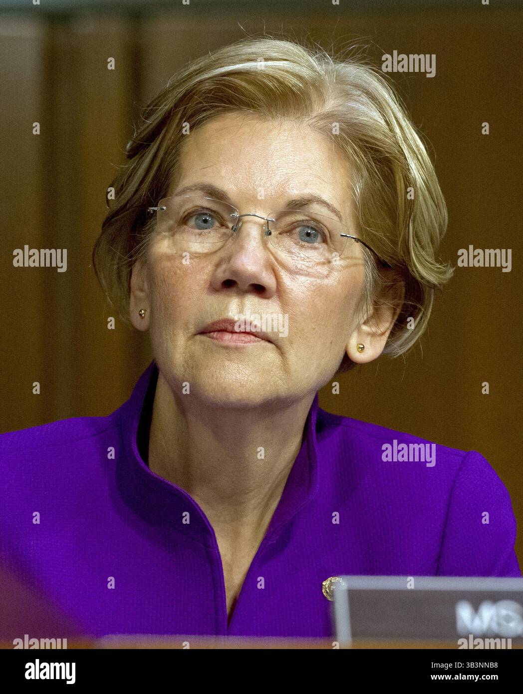 28. November 2017 - Washington, District of Columbia, Vereinigte Staaten von Amerika - Senatorin Elizabeth Warren (Demokrat von Massachusetts) am Dienstag, 28. November 2017, im Senatsausschuss für Banken, Wohnungsbau und Stadtentwicklung zur Nominierung von Jerome H. Powell zum Vorsitzenden des Gouverneursrats des Federal Reserve Systems am Capitol Hill in Washington, DC. Credit: Ron Sachs / CNP (Credit Image: © Ron Sachs/CNP via ZUMA Wire) Stockfoto