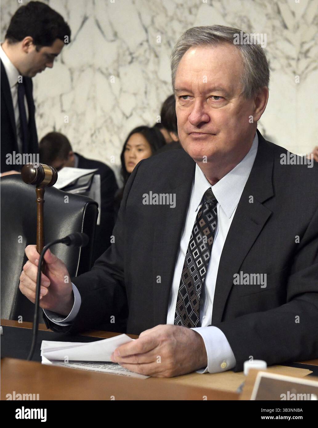 28. November 2017 - Washington, District of Columbia, Vereinigte Staaten von Amerika - Senator Michael Crapo (Republikaner von Idaho), Vorsitzender des US-Senatsausschusses für Banken, Wohnungsbau und Stadtentwicklung, ruft die Anhörung zur Ernennung von Jerome H. Powell zum Vorsitzenden des Board of Governors des Federal Reserve Systems auf dem Capitol Hill in Washington, DC am Dienstag, 28. November 2017 auf. Credit: Ron Sachs / CNP (Credit Image: © Ron Sachs/CNP via ZUMA Wire) Stockfoto
