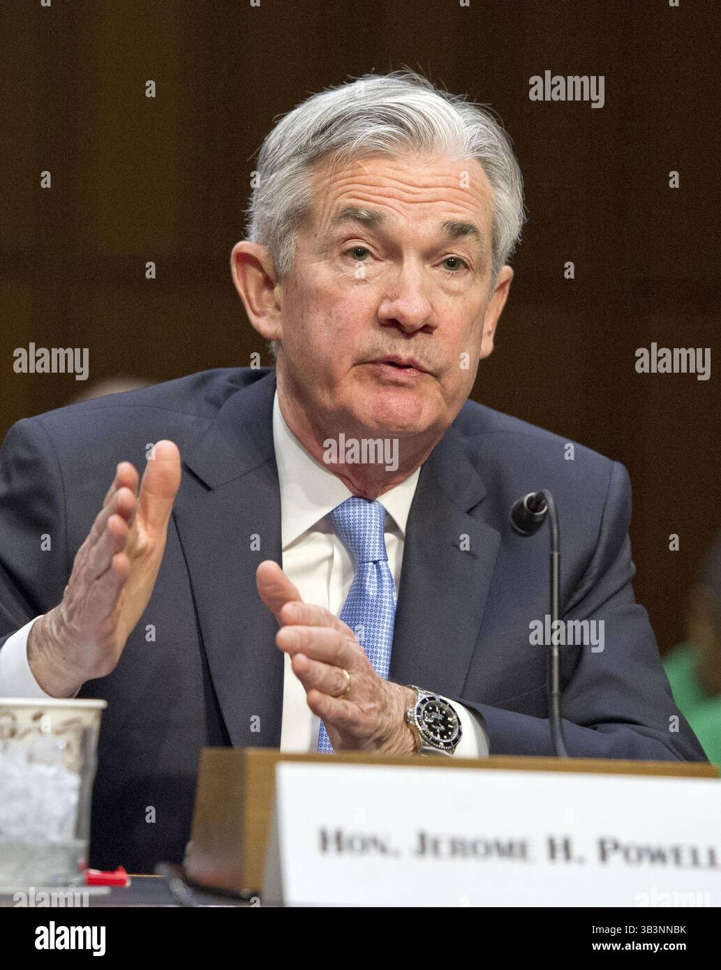 28. November 2017 - Washington, District of Columbia, Vereinigte Staaten von Amerika - Jerome H. Powell gibt am Dienstag, 28. November 2017 vor dem Senatsausschuss für Banken, Wohnungsbau und Stadtentwicklung Zeugnis über seine Ernennung zum Vorsitzenden des Board of Governors des Federal Reserve Systems auf dem Capitol Hill in Washington, DC. Credit: Ron Sachs / CNP (Credit Image: © Ron Sachs/CNP via ZUMA Wire) Stockfoto