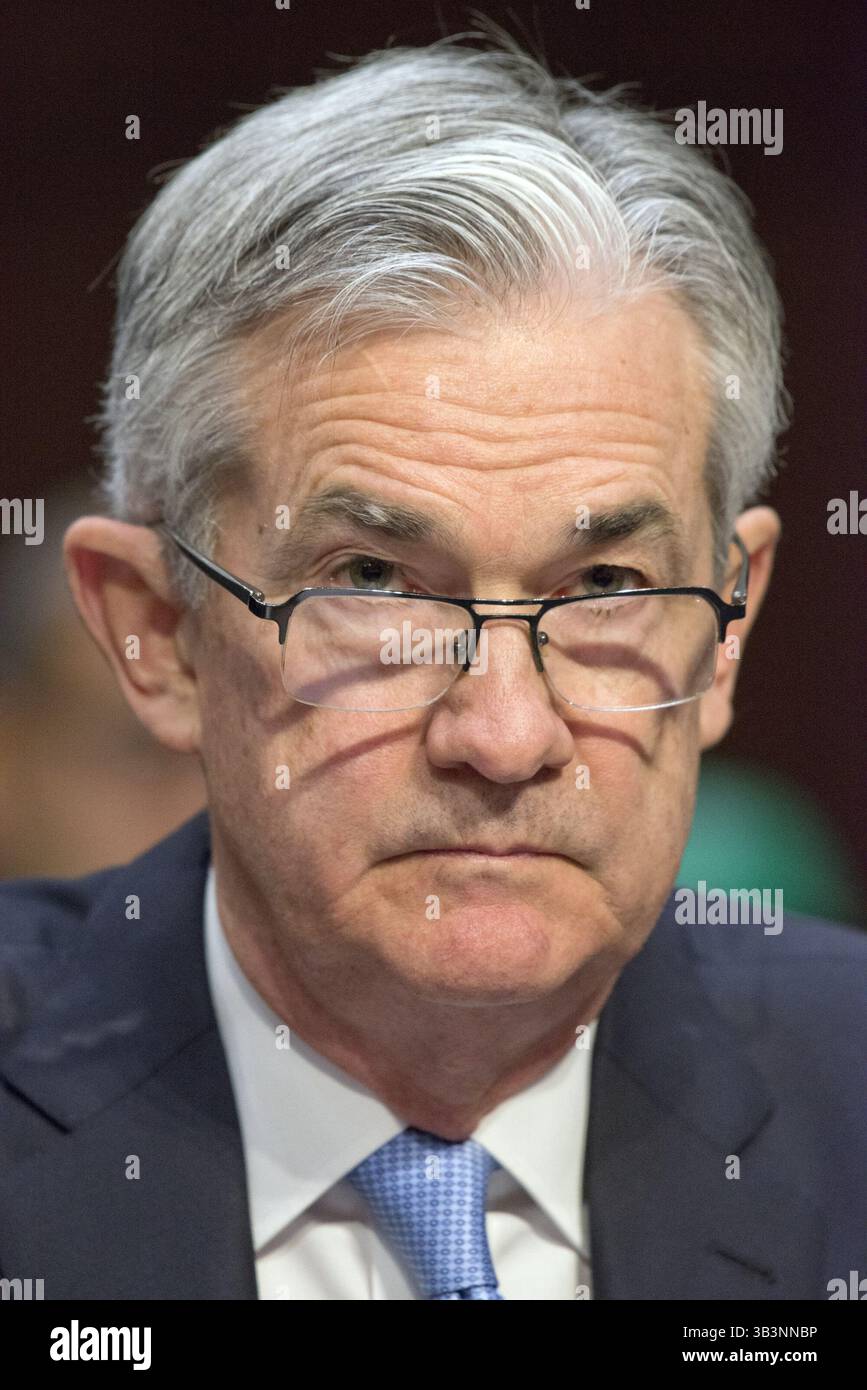 28. November 2017 - Washington, District of Columbia, Vereinigte Staaten von Amerika - Jerome H. Powell gibt am Dienstag, 28. November 2017 vor dem Senatsausschuss für Banken, Wohnungsbau und Stadtentwicklung Zeugnis über seine Ernennung zum Vorsitzenden des Board of Governors des Federal Reserve Systems auf dem Capitol Hill in Washington, DC. Credit: Ron Sachs / CNP (Credit Image: © Ron Sachs/CNP via ZUMA Wire) Stockfoto