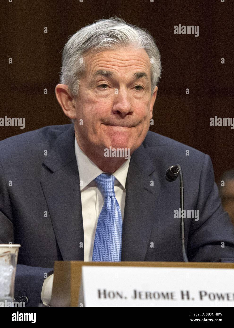 28. November 2017 - Washington, District of Columbia, Vereinigte Staaten von Amerika - Jerome H. Powell gibt am Dienstag, 28. November 2017 vor dem Senatsausschuss für Banken, Wohnungsbau und Stadtentwicklung Zeugnis über seine Ernennung zum Vorsitzenden des Board of Governors des Federal Reserve Systems auf dem Capitol Hill in Washington, DC. Credit: Ron Sachs / CNP (Credit Image: © Ron Sachs/CNP via ZUMA Wire) Stockfoto