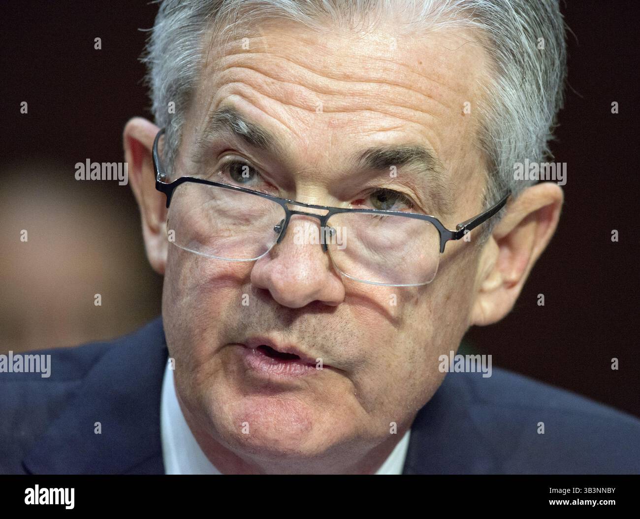 28. November 2017 - Washington, District of Columbia, Vereinigte Staaten von Amerika - Jerome H. Powell gibt am Dienstag, 28. November 2017 vor dem Senatsausschuss für Banken, Wohnungsbau und Stadtentwicklung Zeugnis über seine Ernennung zum Vorsitzenden des Board of Governors des Federal Reserve Systems auf dem Capitol Hill in Washington, DC. Credit: Ron Sachs / CNP (Credit Image: © Ron Sachs/CNP via ZUMA Wire) Stockfoto