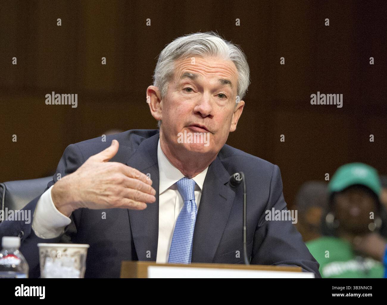 28. November 2017 - Washington, District of Columbia, Vereinigte Staaten von Amerika - Jerome H. Powell gibt am Dienstag, 28. November 2017 vor dem Senatsausschuss für Banken, Wohnungsbau und Stadtentwicklung Zeugnis über seine Ernennung zum Vorsitzenden des Board of Governors des Federal Reserve Systems auf dem Capitol Hill in Washington, DC. Credit: Ron Sachs / CNP (Credit Image: © Ron Sachs/CNP via ZUMA Wire) Stockfoto