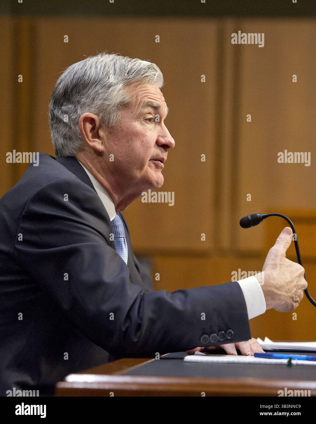 28. November 2017 - Washington, District of Columbia, Vereinigte Staaten von Amerika - Jerome H. Powell gibt am Dienstag, 28. November 2017 vor dem Senatsausschuss für Banken, Wohnungsbau und Stadtentwicklung Zeugnis über seine Ernennung zum Vorsitzenden des Board of Governors des Federal Reserve Systems auf dem Capitol Hill in Washington, DC. Credit: Ron Sachs / CNP (Credit Image: © Ron Sachs/CNP via ZUMA Wire) Stockfoto