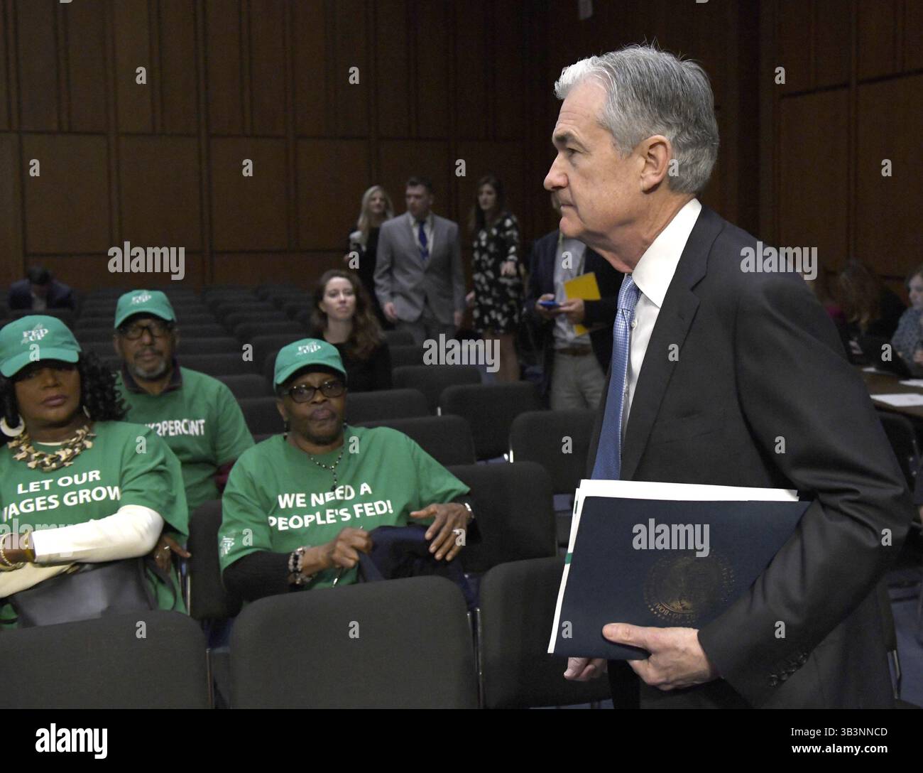 28. November 2017 - Washington, District of Columbia, Vereinigte Staaten von Amerika - Jerome H. Powell trifft ein, um vor dem Senatsausschuss für Banken, Wohnungsbau und Stadtentwicklung der Vereinigten Staaten Zeugenaussagen über seine Ernennung zum Vorsitzenden des Board of Governors des Federal Reserve Systems am Capitol Hill in Washington, DC am Dienstag, 28. November 2017..Credit: Ron Sachs / CNP (Credit Image: © Ron Sachs/CNP via ZUMA Wire) Stockfoto