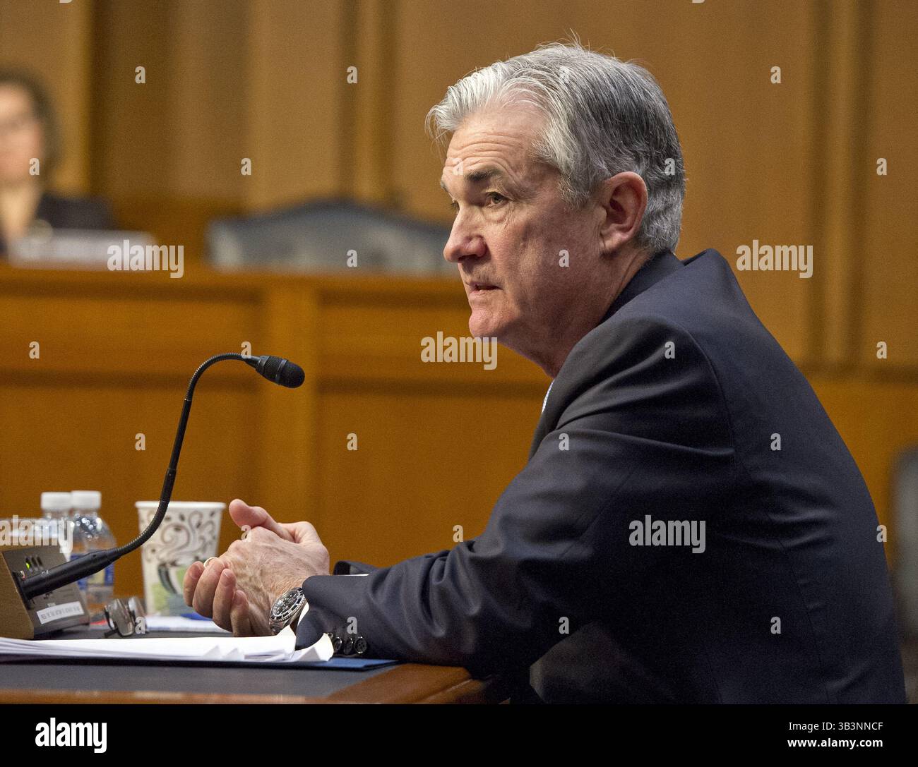 28. November 2017 - Washington, District of Columbia, Vereinigte Staaten von Amerika - Jerome H. Powell gibt am Dienstag, 28. November 2017 vor dem Senatsausschuss für Banken, Wohnungsbau und Stadtentwicklung Zeugnis über seine Ernennung zum Vorsitzenden des Board of Governors des Federal Reserve Systems auf dem Capitol Hill in Washington, DC. Credit: Ron Sachs / CNP (Credit Image: © Ron Sachs/CNP via ZUMA Wire) Stockfoto