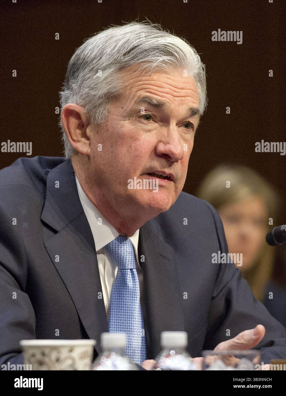 28. November 2017 - Washington, District of Columbia, Vereinigte Staaten von Amerika - Jerome H. Powell gibt am Dienstag, 28. November 2017 vor dem Senatsausschuss für Banken, Wohnungsbau und Stadtentwicklung Zeugnis über seine Ernennung zum Vorsitzenden des Board of Governors des Federal Reserve Systems auf dem Capitol Hill in Washington, DC. Credit: Ron Sachs / CNP (Credit Image: © Ron Sachs/CNP via ZUMA Wire) Stockfoto