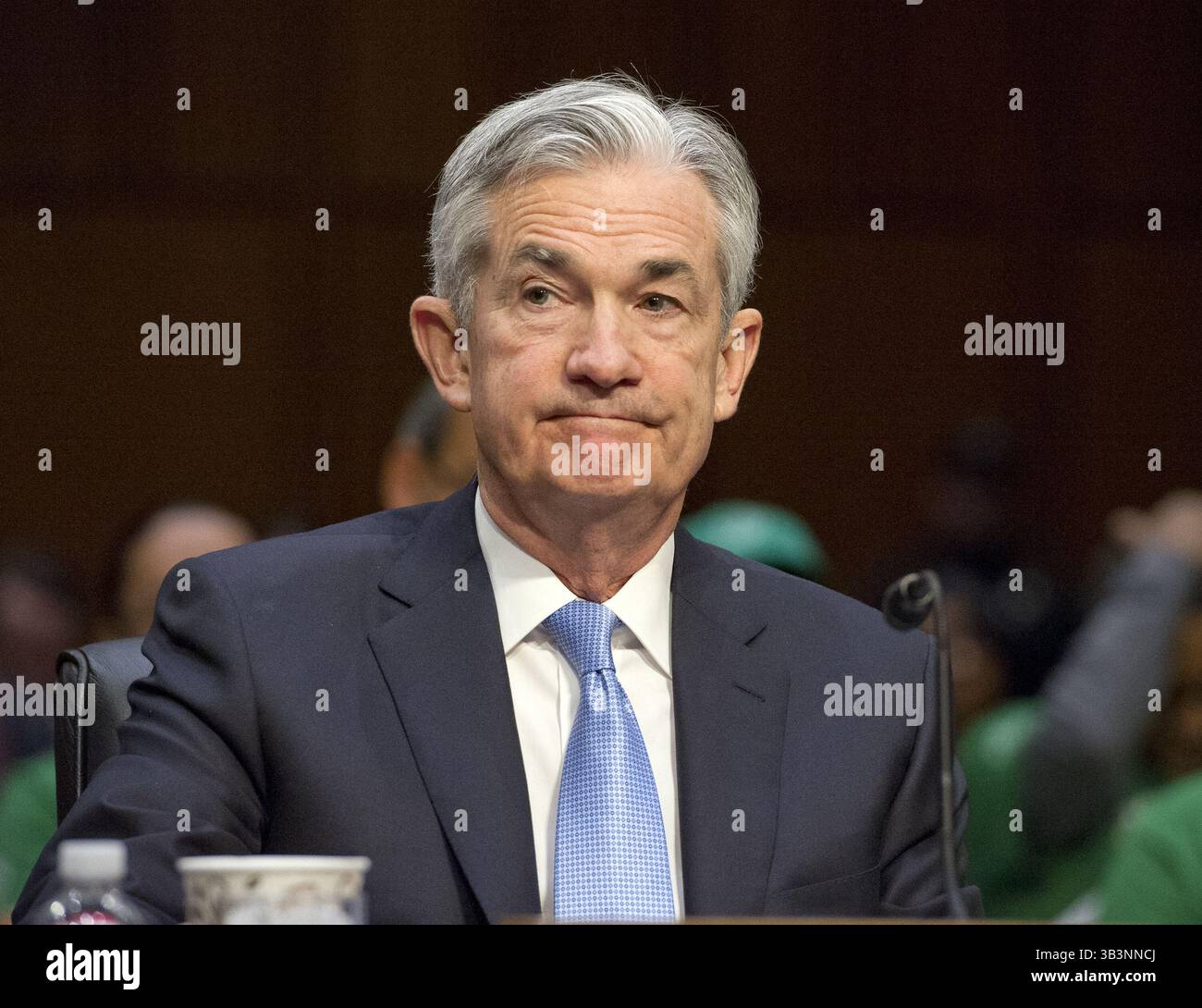 28. November 2017 - Washington, District of Columbia, Vereinigte Staaten von Amerika - Jerome H. Powell gibt am Dienstag, 28. November 2017 vor dem Senatsausschuss für Banken, Wohnungsbau und Stadtentwicklung Zeugnis über seine Ernennung zum Vorsitzenden des Board of Governors des Federal Reserve Systems auf dem Capitol Hill in Washington, DC. Credit: Ron Sachs / CNP (Credit Image: © Ron Sachs/CNP via ZUMA Wire) Stockfoto