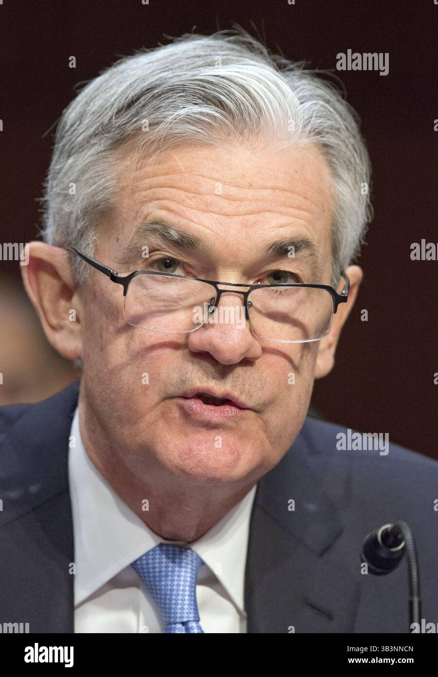 28. November 2017 - Washington, District of Columbia, Vereinigte Staaten von Amerika - Jerome H. Powell gibt am Dienstag, 28. November 2017 vor dem Senatsausschuss für Banken, Wohnungsbau und Stadtentwicklung Zeugnis über seine Ernennung zum Vorsitzenden des Board of Governors des Federal Reserve Systems auf dem Capitol Hill in Washington, DC. Credit: Ron Sachs / CNP (Credit Image: © Ron Sachs/CNP via ZUMA Wire) Stockfoto