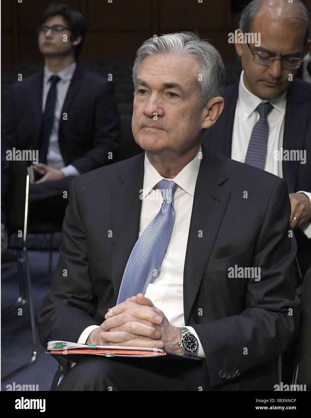28. November 2017 - Washington, District of Columbia, Vereinigte Staaten von Amerika - Jerome H. Powell hört sich den geschäftlichen Teil der Sitzung an, bevor er am Dienstag, 28. November 2017 vor dem Senatsausschuss für Banken, Wohnen und Stadtentwicklung der Vereinigten Staaten aussagte, dass er zum Vorsitzenden des Verwaltungsrats des Federal Reserve Systems auf dem Capitol Hill in Washington, DC ernannt wurde. Credit: Ron Sachs / CNP (Bild: © Ron Sachs/CNP via ZUMA Wire) Stockfoto