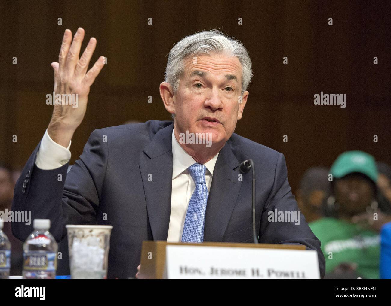 28. November 2017 - Washington, District of Columbia, Vereinigte Staaten von Amerika - Jerome H. Powell gibt am Dienstag, 28. November 2017 vor dem Senatsausschuss für Banken, Wohnungsbau und Stadtentwicklung Zeugnis über seine Ernennung zum Vorsitzenden des Board of Governors des Federal Reserve Systems auf dem Capitol Hill in Washington, DC. Credit: Ron Sachs / CNP (Credit Image: © Ron Sachs/CNP via ZUMA Wire) Stockfoto