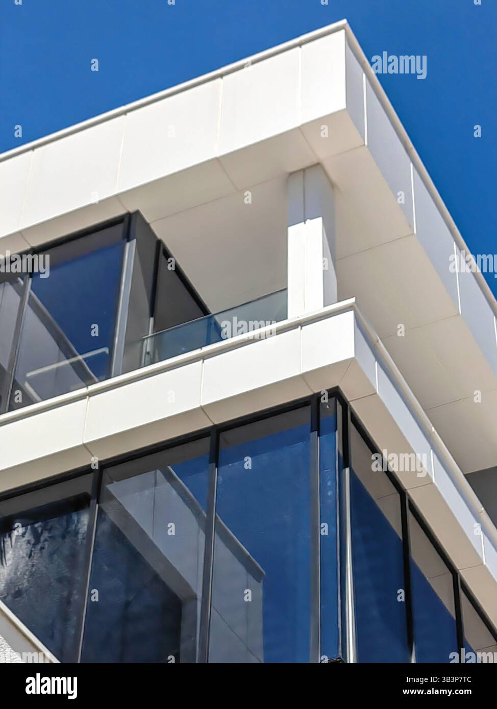 Moderne Linien: Reflexionen in Blau und weiß Stockfoto
