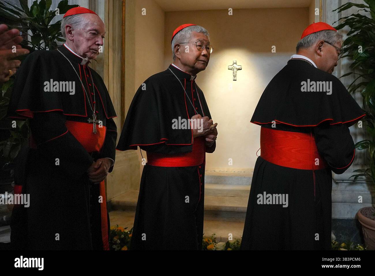 Vatikanstadt, Vatikanstadt. April 2025. Hommage an die Mitglieder des Kardinalskollegiums am Grab von Papst Franziskus und zweiter Vespers unter dem Vorsitz von Kardinal Rolandas Makrickas in der Basilika Santa Maria Major. Rom (Italien), 27. April 2025. Quelle: dpa/Alamy Live News Stockfoto
