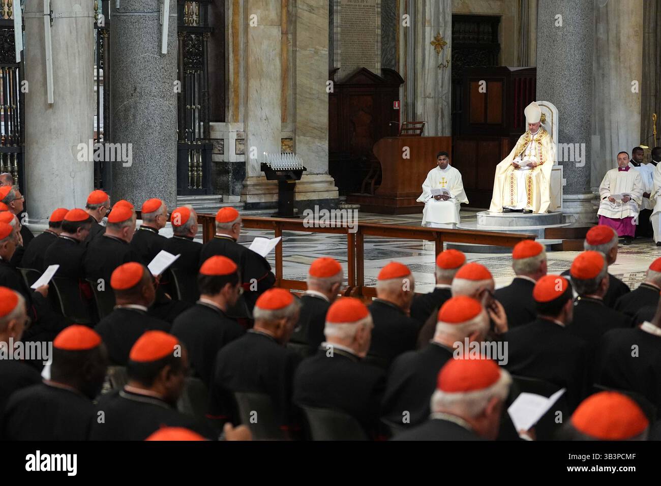 Vatikanstadt, Vatikanstadt. April 2025. Hommage an die Mitglieder des Kardinalskollegiums am Grab von Papst Franziskus und zweiter Vespers unter dem Vorsitz von Kardinal Rolandas Makrickas in der Basilika Santa Maria Major. Rom (Italien), 27. April 2025. Quelle: dpa/Alamy Live News Stockfoto