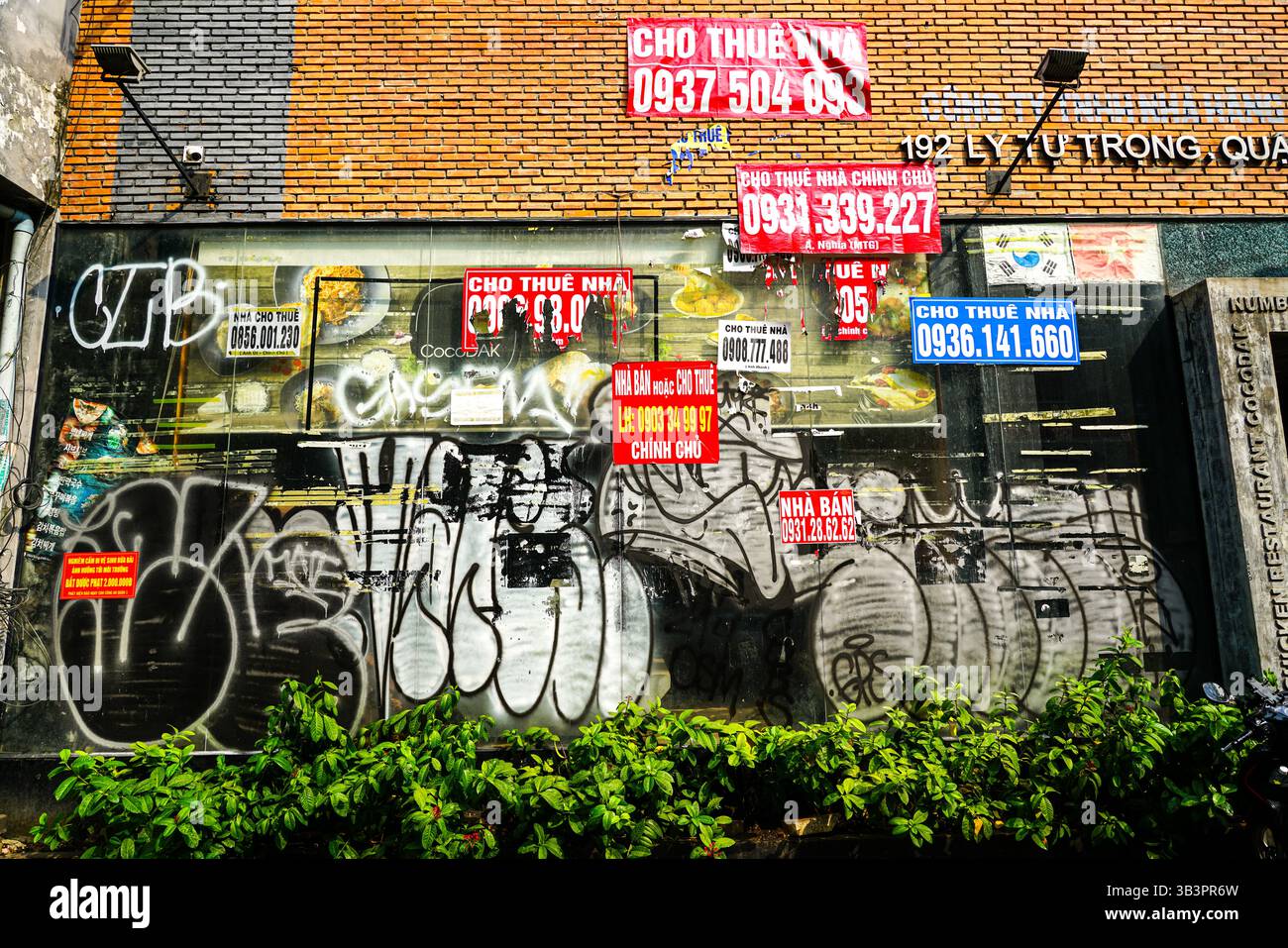 Ho-Chi-Minh-Stadt, Vietnam - 16. März 2025: Chaotische Werbung an einer abstrakten Wand in der Ly Tu Trong Street 192, Saigon historisches Zentrum Stockfoto
