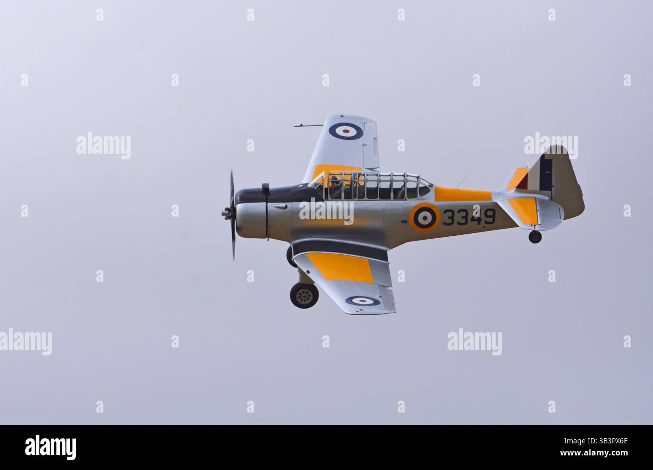Vintage Nordamerika NA-64 Yale 2. Weltkrieg Trainingsflugzeug im Flug Stockfoto