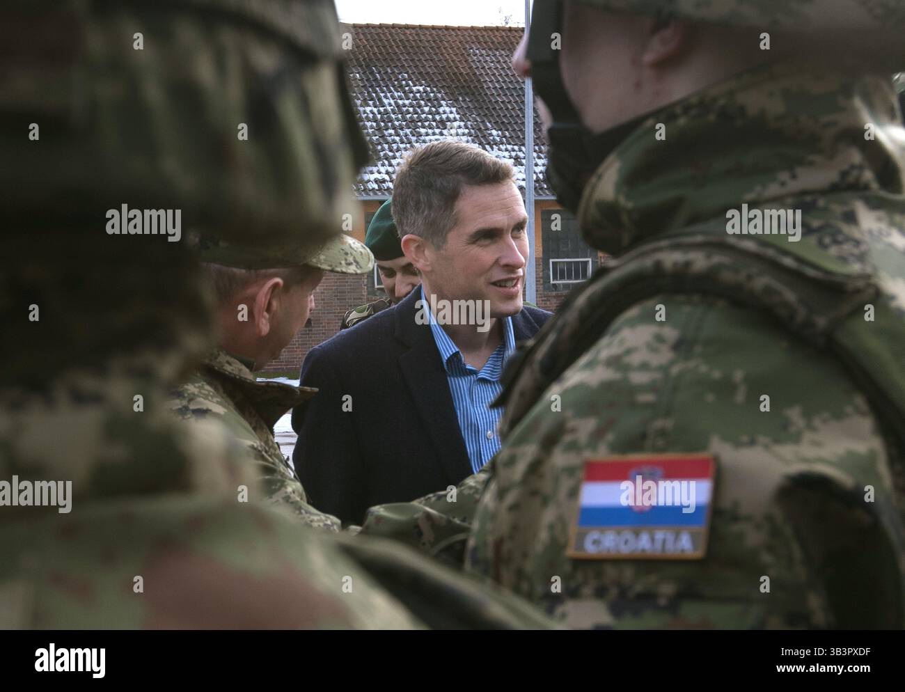 22. Dezember 2017 – Bemowo Piskie, Polen – der britische Verteidigungsminister Gavin Williamson, links, spricht mit kroatischen Soldaten während eines Feiertags bei NATO-Truppen der Battle Group Polen am 22. Dezember 2017 in Bemowo Piskie, Polen. (Bild: © Andrew McNeil/Planet Pix via ZUMA Wire) Stockfoto