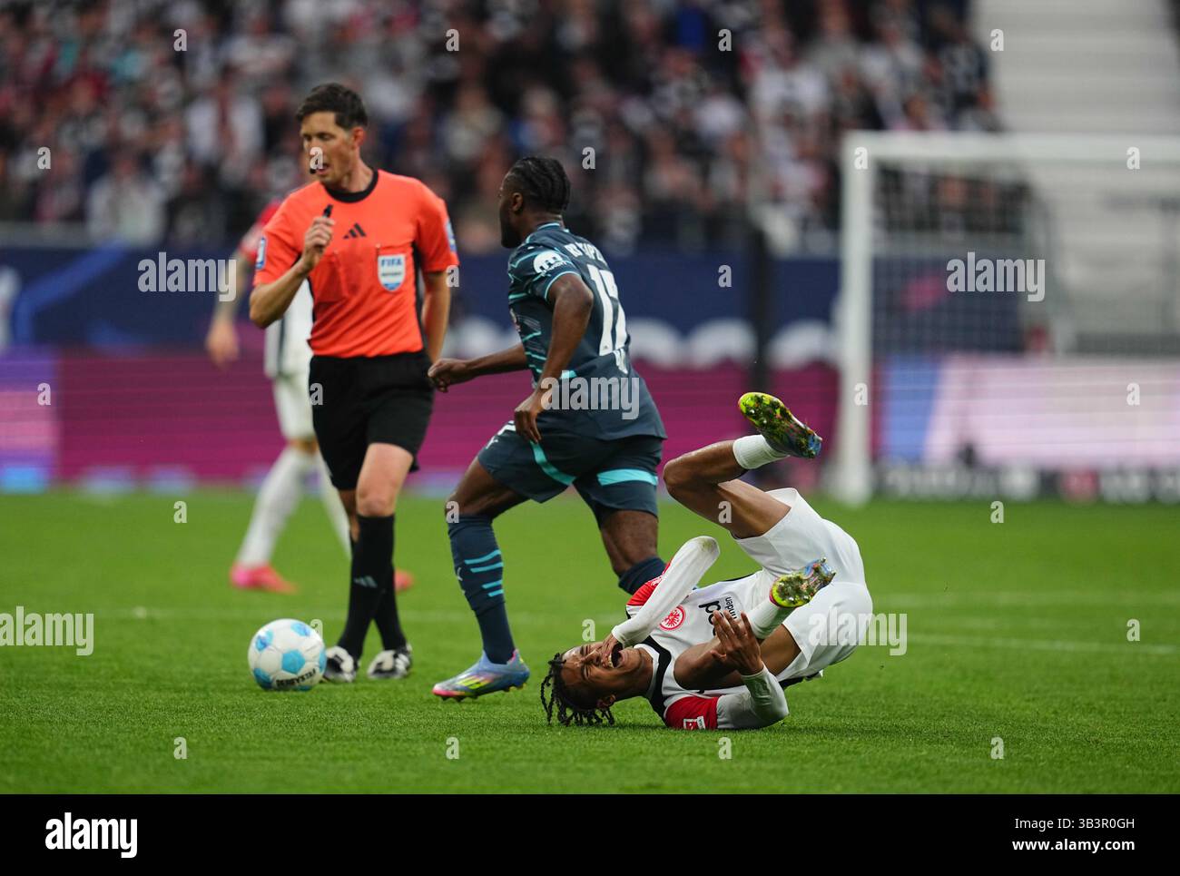 Deutscher Park, Frankfurt, Deutschland. April 2025. Nnamdi Collins aus Eintracht Frankfurt am Boden während einer 1. Bundesliga-Spiel, Eintracht Frankfurt gegen RB Leipzig, im Deutschen Park, Frankfurt, Deutschland. Ulrik Pedersen/CSM/Alamy Live News Stockfoto