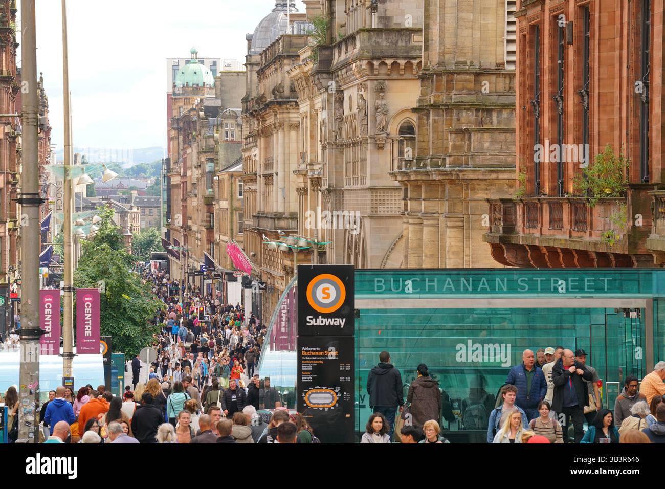 Blick auf die Buchanan Street und einen U-Bahn-Eingang in Glasgow, Schottland, Großbritannien. Stockfoto