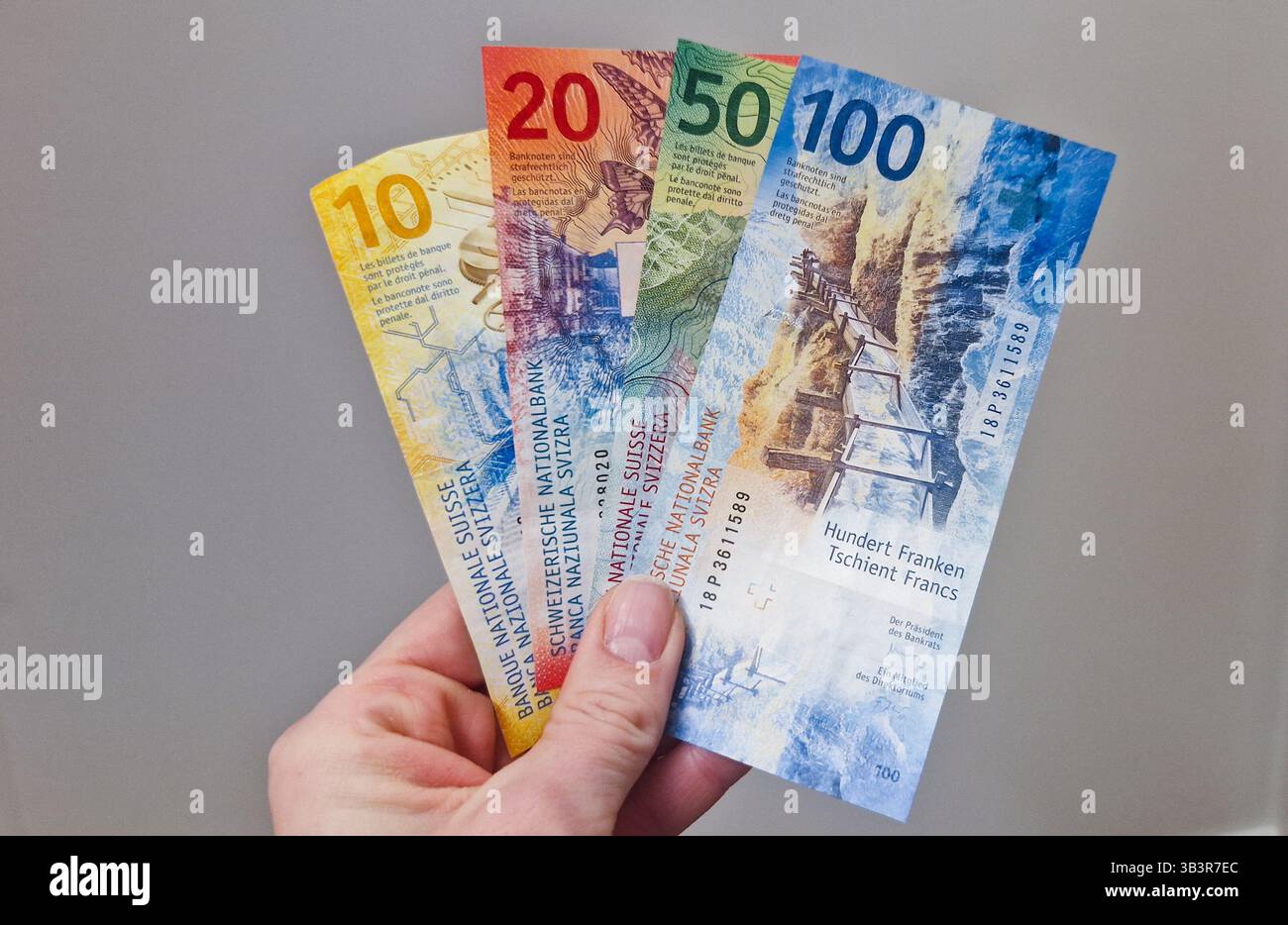 Barwährung der Schweiz. Schweizer Franken CHF Papiergeld. Das Konzept des Schweizer Banken- oder Zahlungssystems, der Wirtschaft und des Finanzwesens. - Smartphone-aufgenommenes Stockfoto