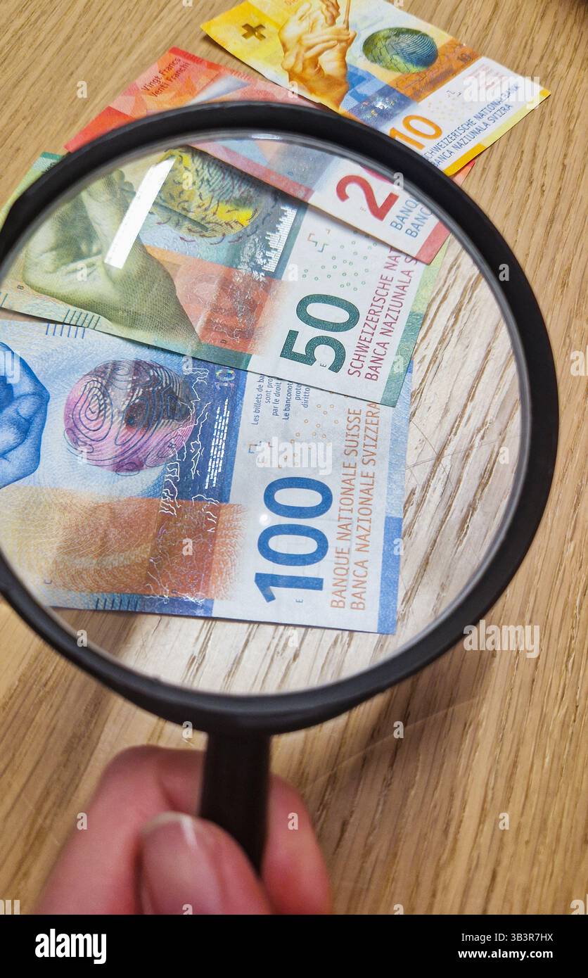 Barwährung der Schweiz. Schweizer Franken CHF Papiergeld. Das Konzept des Schweizer Banken- oder Zahlungssystems, der Wirtschaft und des Finanzwesens. - Smartphone-aufgenommenes Stockfoto
