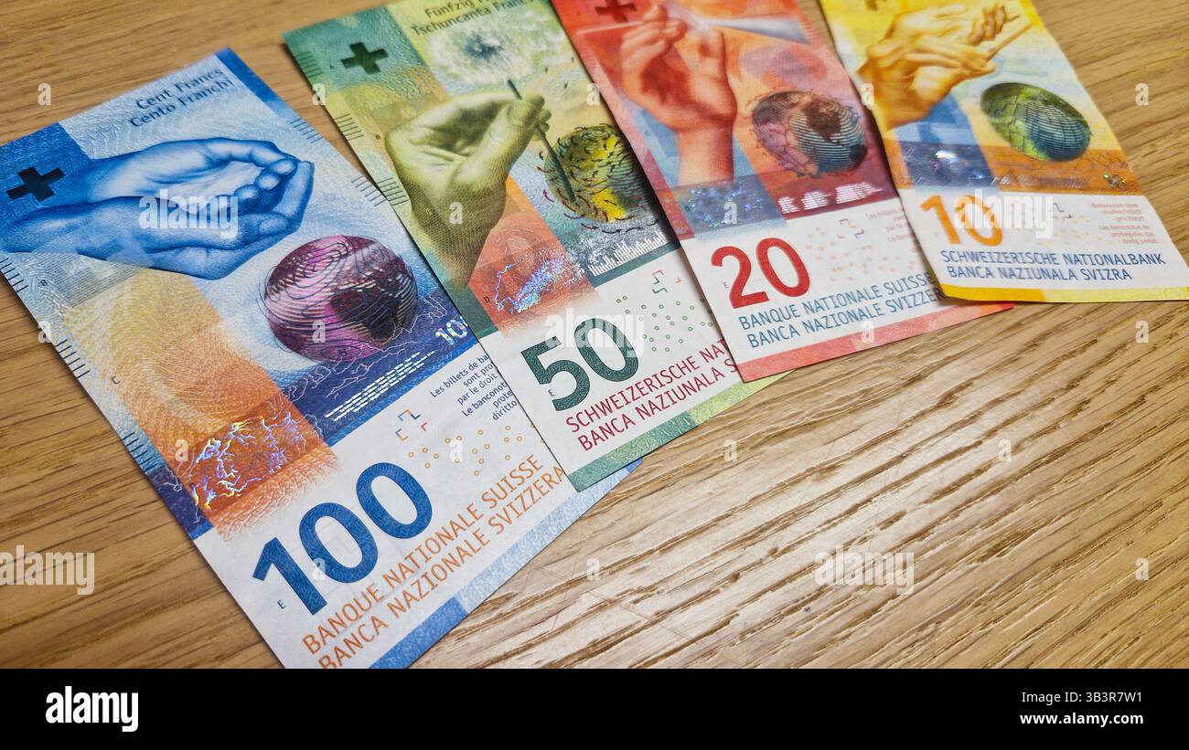 Barwährung der Schweiz. Schweizer Franken CHF Papiergeld. Das Konzept des Schweizer Banken- oder Zahlungssystems, der Wirtschaft und des Finanzwesens. - Smartphone-aufgenommenes Stockfoto