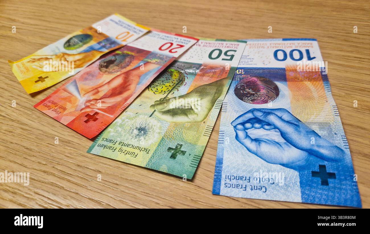 Barwährung der Schweiz. Schweizer Franken CHF Papiergeld. Das Konzept des Schweizer Banken- oder Zahlungssystems, der Wirtschaft und des Finanzwesens. - Smartphone-aufgenommenes Stockfoto