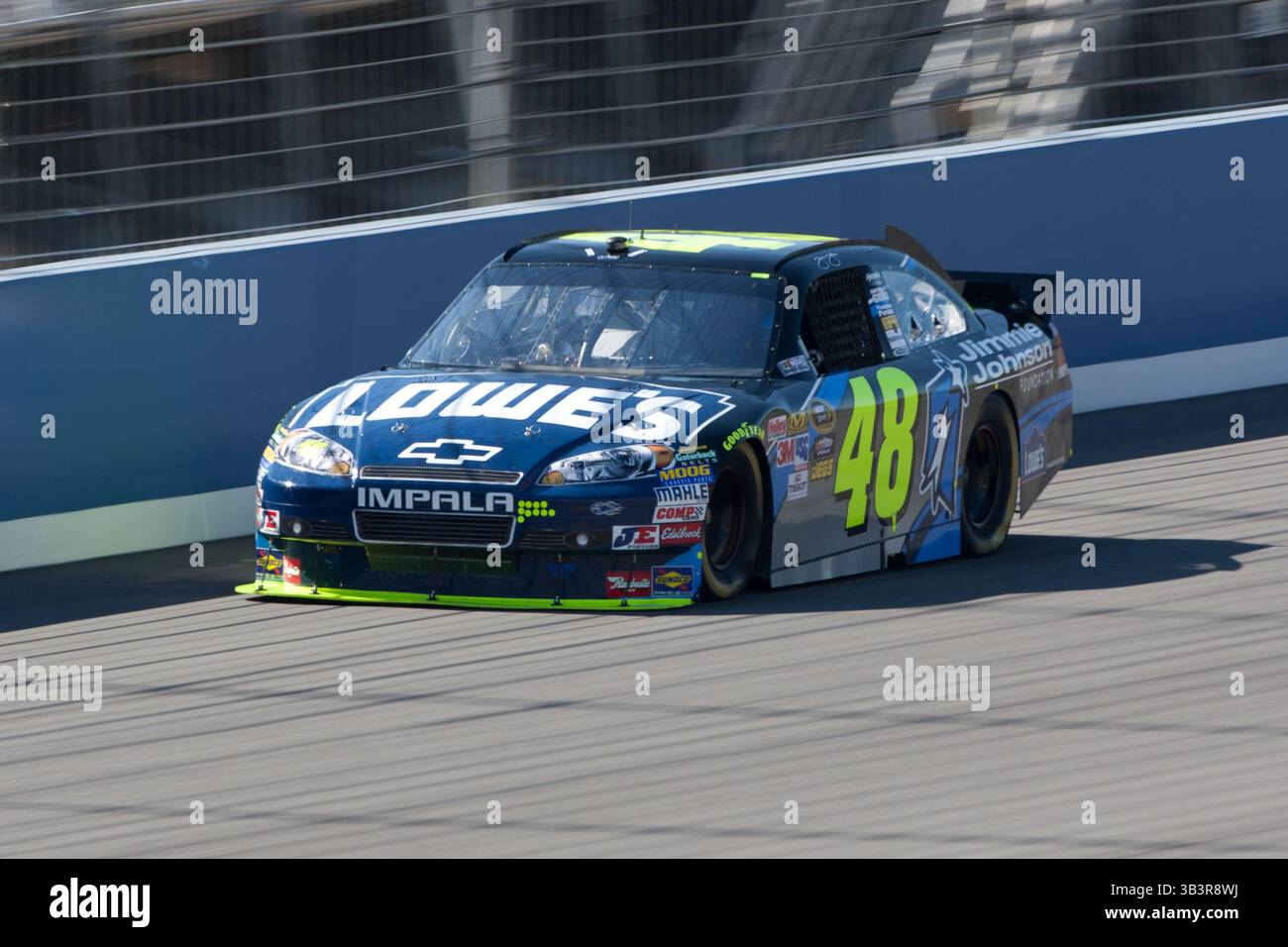 9. Oktober 2010: Fontana, Kalifornien, USA: Jimmie Johnson, Pilot der Sprint Cup-Serie, fährt einige Runden im Auto 48 des Lowe beim Pepsi Max 400 Training auf dem Auto Club Speedway. (Bild: © Brandon Parry via ZUMA Wire) Stockfoto