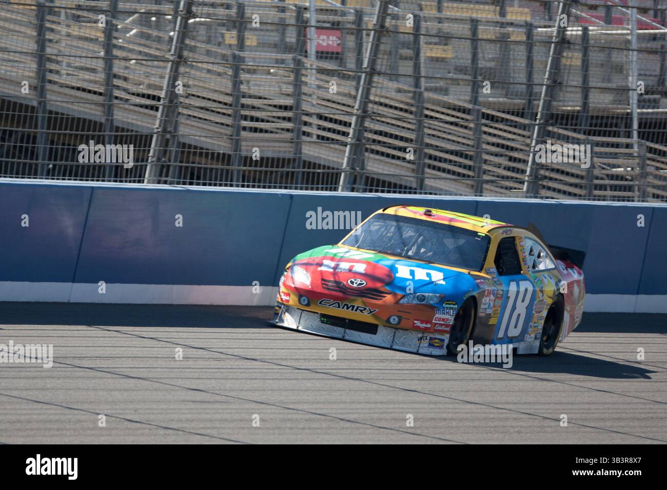 9. Oktober 2010 – Fontana, Kalifornien, USA – Kyle Busch, Fahrer der Sprint Cup-Serie, fährt im Auto-Club-Rennwagen Nr. 18 des M&M einige Runden während des Pepsi Max 400-Trainings auf dem Auto Club Speedway. (Bild: © Brandon Parry via ZUMA Wire) Stockfoto