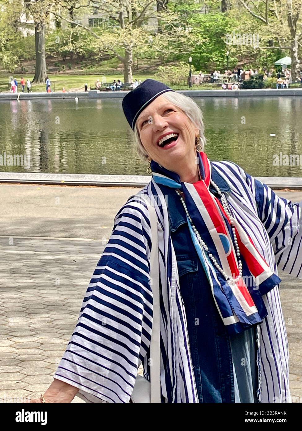 Pan am Stewardess posierte bei einem Wiedersehen mit Uniformen vom Central Park Conservatory Water, New York City, USA 2025 - Smartphone-aufgenommenes Stockfoto