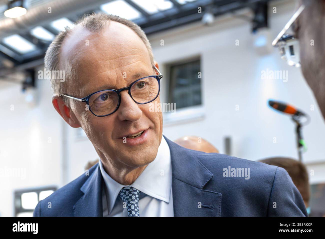 28.04.2025, Friedrich Merz CDU Zeit für ein kurzes Gespräch: Der Parteivorsitzende unmittelbar vor Beginn des kleinen Parteitags der CDU in Berlin. Berlin Deutschland *** 28 04 2025, Friedrich Merz CDU Zeit für ein kurzes Gespräch mit dem Parteivorsitzenden kurz vor dem Start der CDUs-Kleinen-Parteitagung in Berlin Berlin Stockfoto