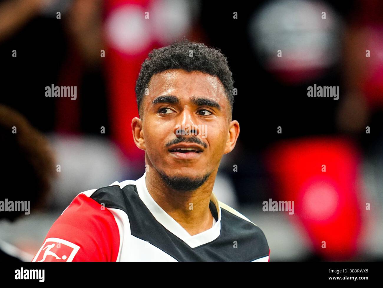 Deutscher Park, Frankfurt, Deutschland. April 2025. Nnamdi Collins von Eintracht Frankfurt schaut während einer 1. Bundesliga-Spiel, Eintracht Frankfurt gegen RB Leipzig, im Deutschen Park, Frankfurt, Deutschland. Ulrik Pedersen/CSM/Alamy Live News Stockfoto